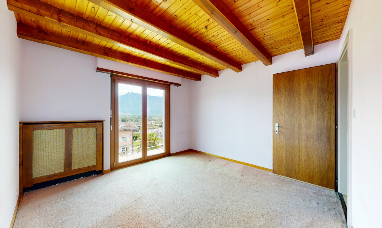 pièce vide avec moquette, carpet, inside property, lumière naturelle, et natural light