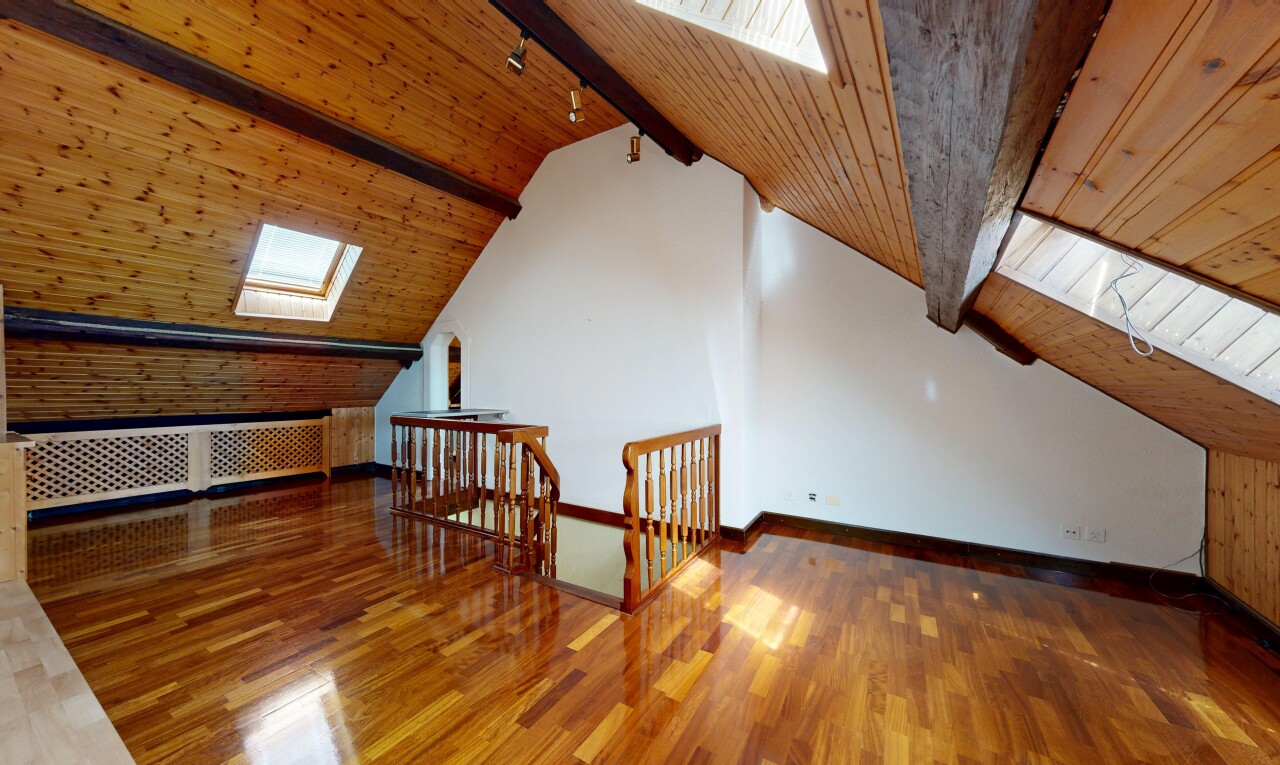 pièce vide avec puits de lumière, plafond à poutres, beamed ceiling, plafond en bois, et wood ceiling