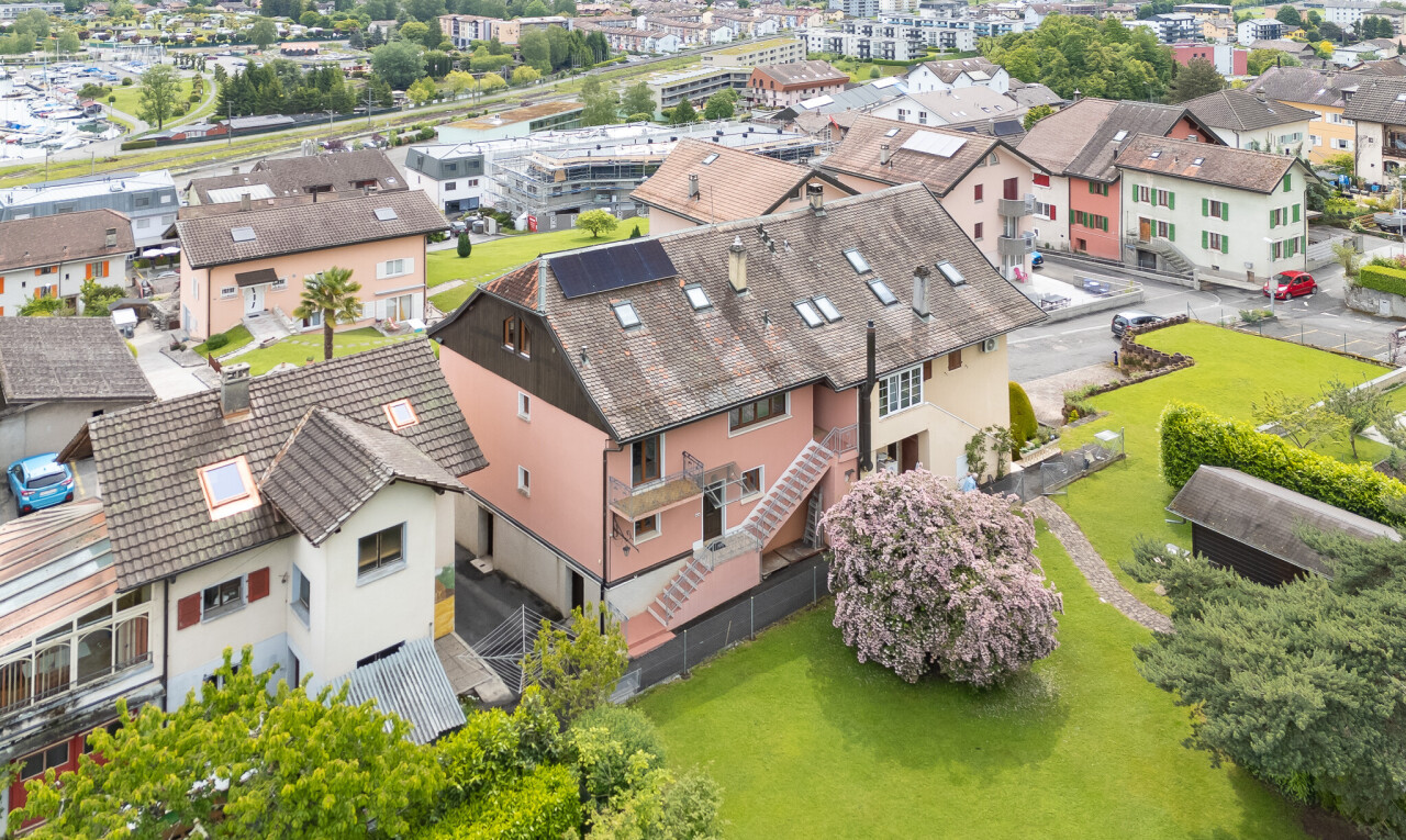 façade avec bardage en stuc et clôture