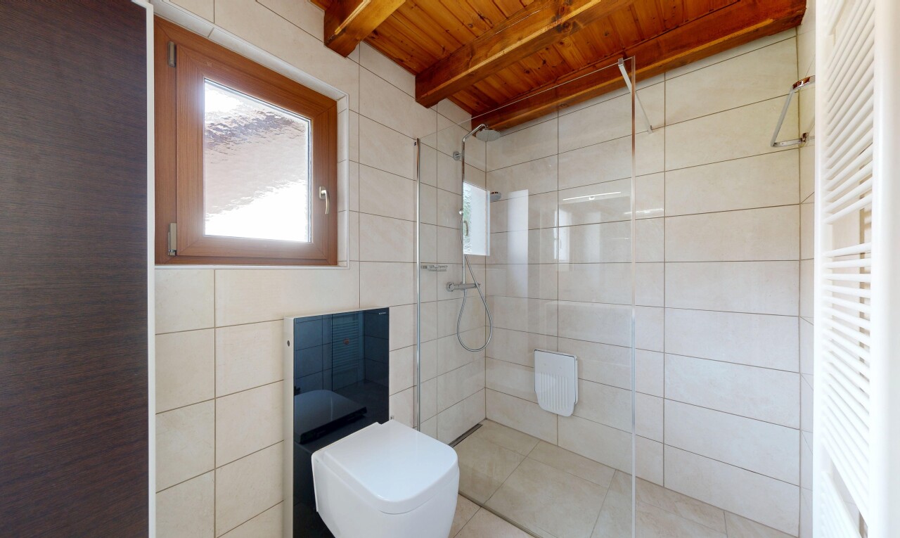 salle de bains avec douche, beamed ceiling, wood ceiling, inside community, et salle de bain complète