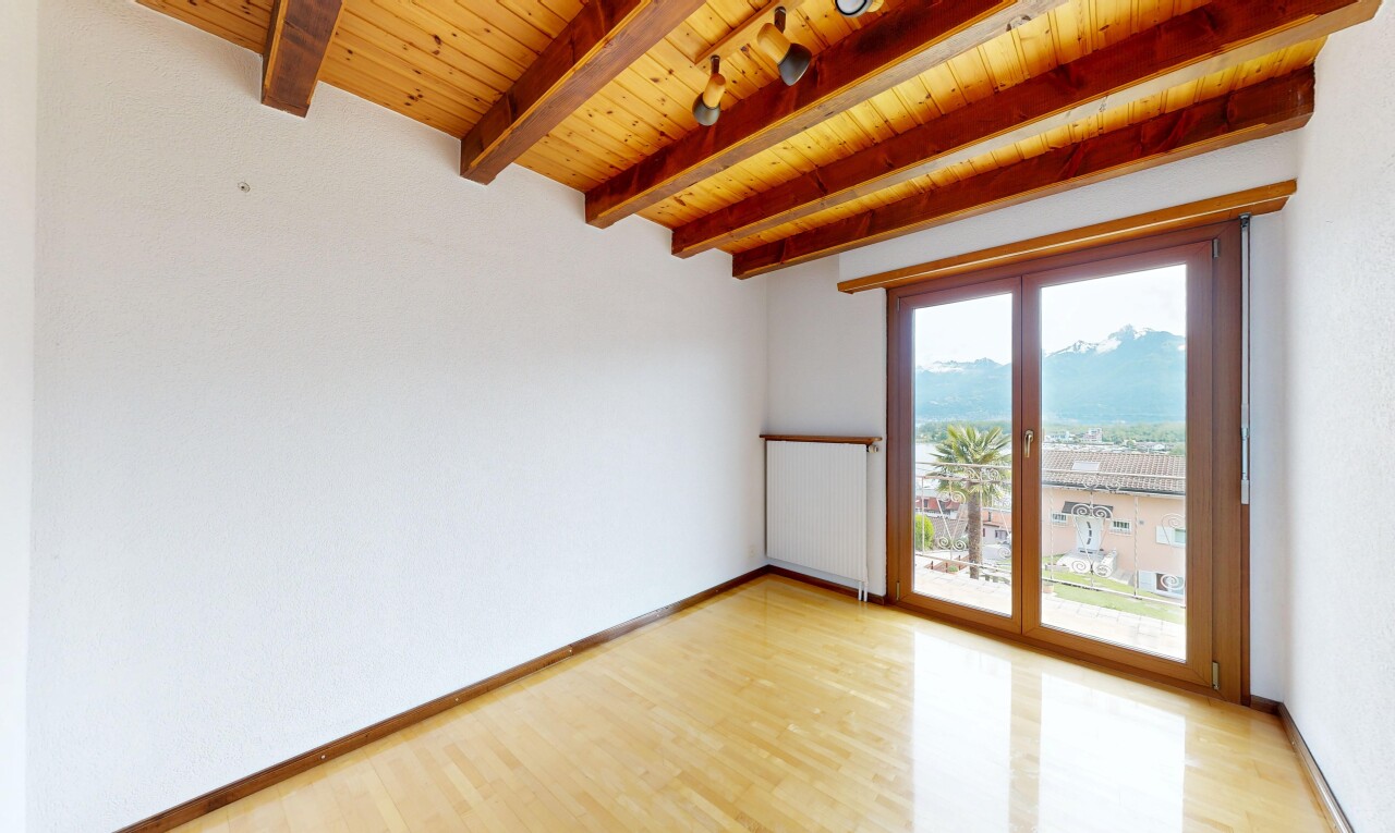 pièce vide avec plafond à poutres, beamed ceiling, inside property, lumière naturelle, et natural light