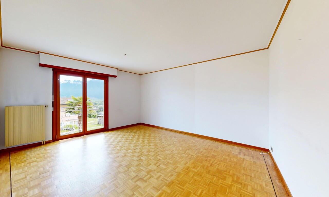 pièce vide avec parquet floor, sol en finition bois, wood finish floor, radiateur, et cloison sèche