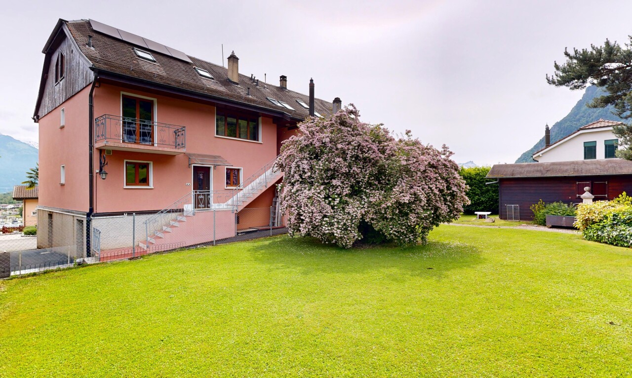 jardin avec pelouse, escaliers, property visible, overcast, et balcon