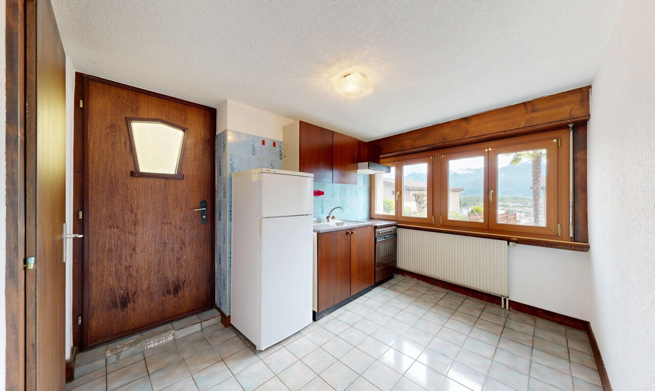 cuisine avec réfrigérateur, light floor, inside property, four, et plans de travail