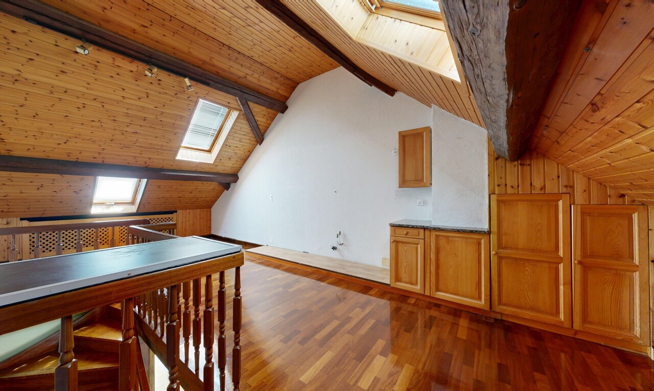 salle à manger avec puits de lumière, plafond à poutres, beamed ceiling, sol en finition bois, et wood finish floor