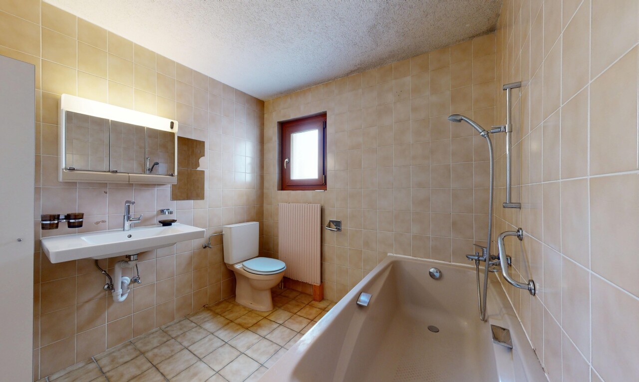 salle de bains avec salle de bain complète, mur en carrelage, tile wall, miroir, et plafond texturé