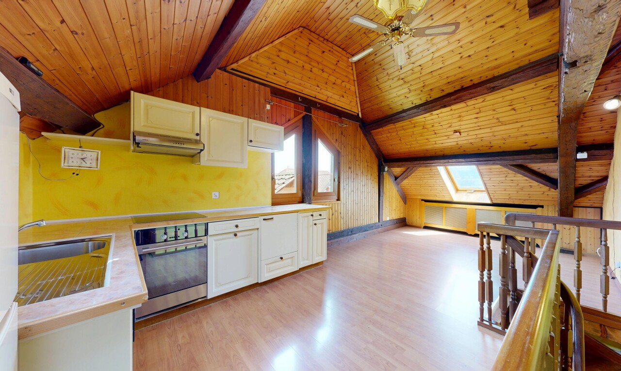cuisine avec plafond à poutres, beamed ceiling, plans de travail, light countertops, et four