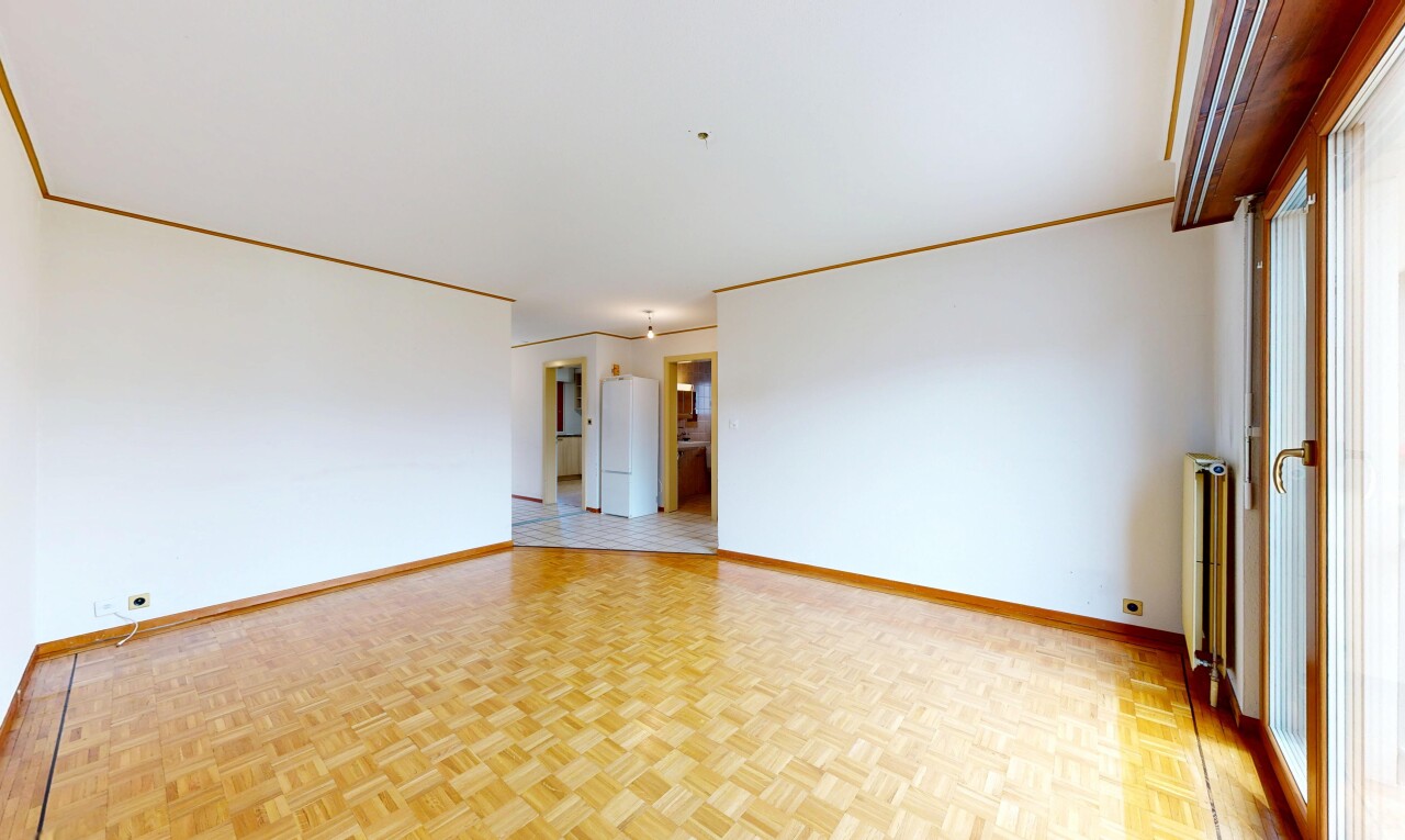 pièce vide avec parquet floor, inside property, sol en finition bois, wood finish floor, et cloison sèche