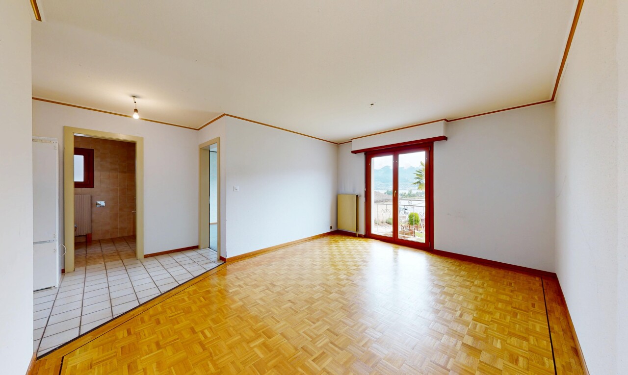 pièce vide avec inside property, lumière naturelle, natural light, parquet floor, et cloison sèche