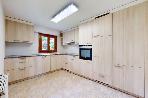 cuisine avec armoires marron clair, light brown cabinets, four, light floor, et lumière naturelle