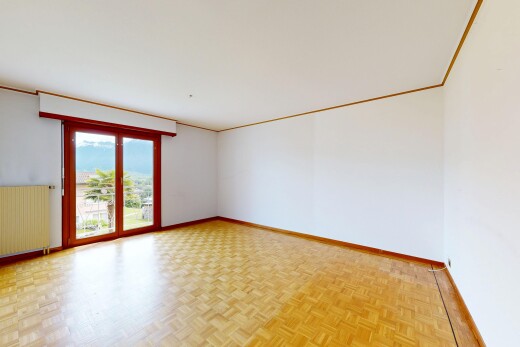 pièce vide avec parquet floor, sol en finition bois, wood finish floor, radiateur, et cloison sèche