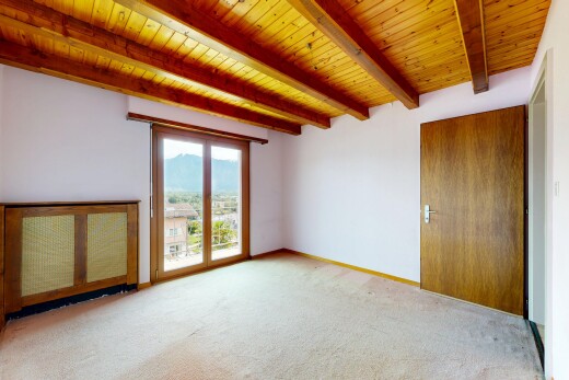 pièce vide avec moquette, carpet, inside property, lumière naturelle, et natural light