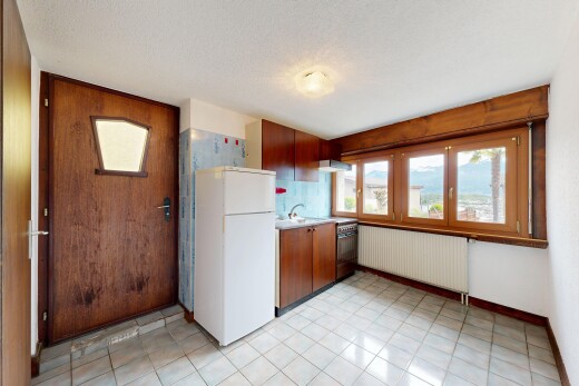 cuisine avec réfrigérateur, light floor, inside property, four, et plans de travail