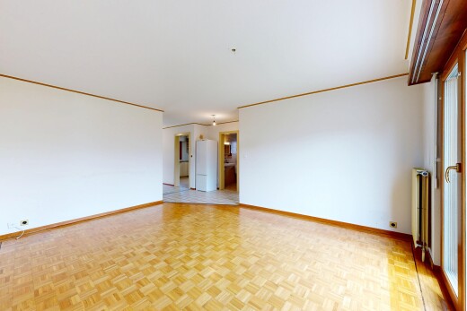 pièce vide avec parquet floor, inside property, sol en finition bois, wood finish floor, et cloison sèche