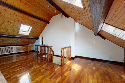 pièce vide avec puits de lumière, plafond à poutres, beamed ceiling, plafond en bois, et wood ceiling