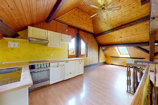 cuisine avec plafond à poutres, beamed ceiling, plans de travail, light countertops, et four