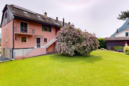 jardin avec pelouse, escaliers, property visible, overcast, et balcon