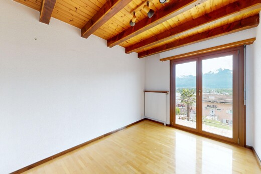 pièce vide avec plafond à poutres, beamed ceiling, inside property, lumière naturelle, et natural light
