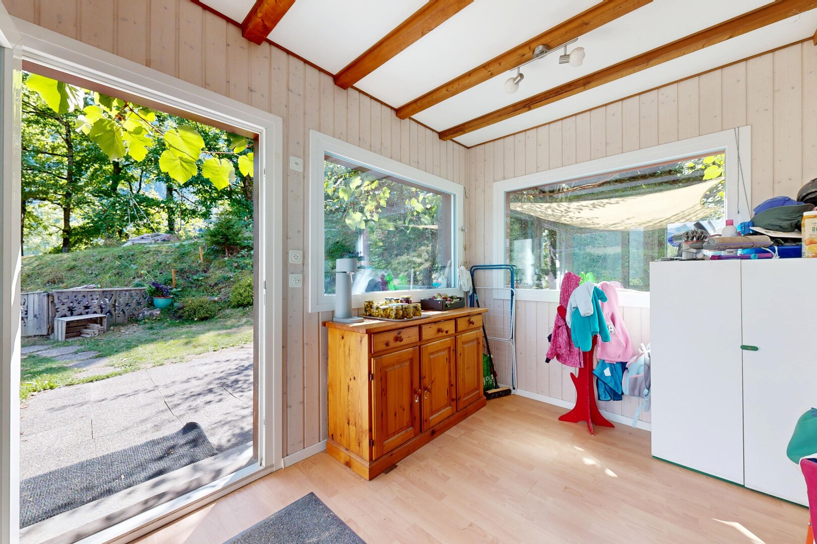 cuisine avec mur en bois, wood wall, sol en finition bois, wood finish floor, et inside property