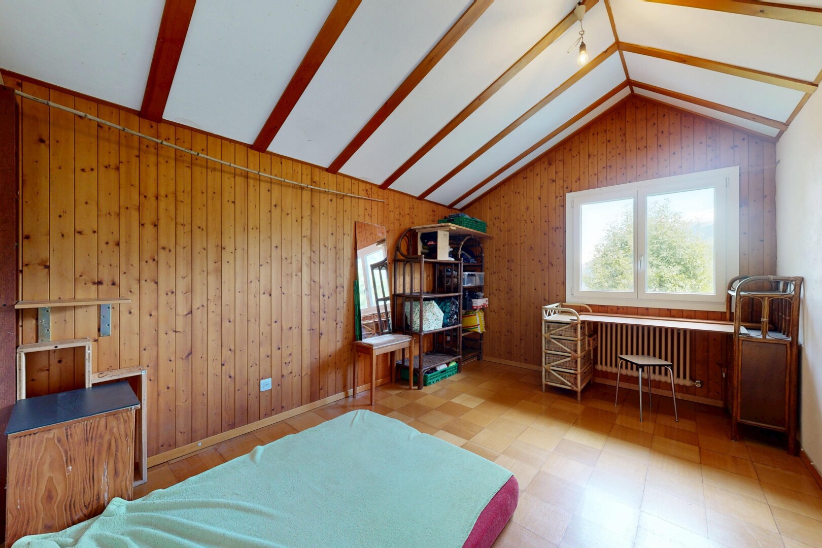 chambre avec lumière naturelle, natural light, plafond à poutres, beamed ceiling, et plafond voûté