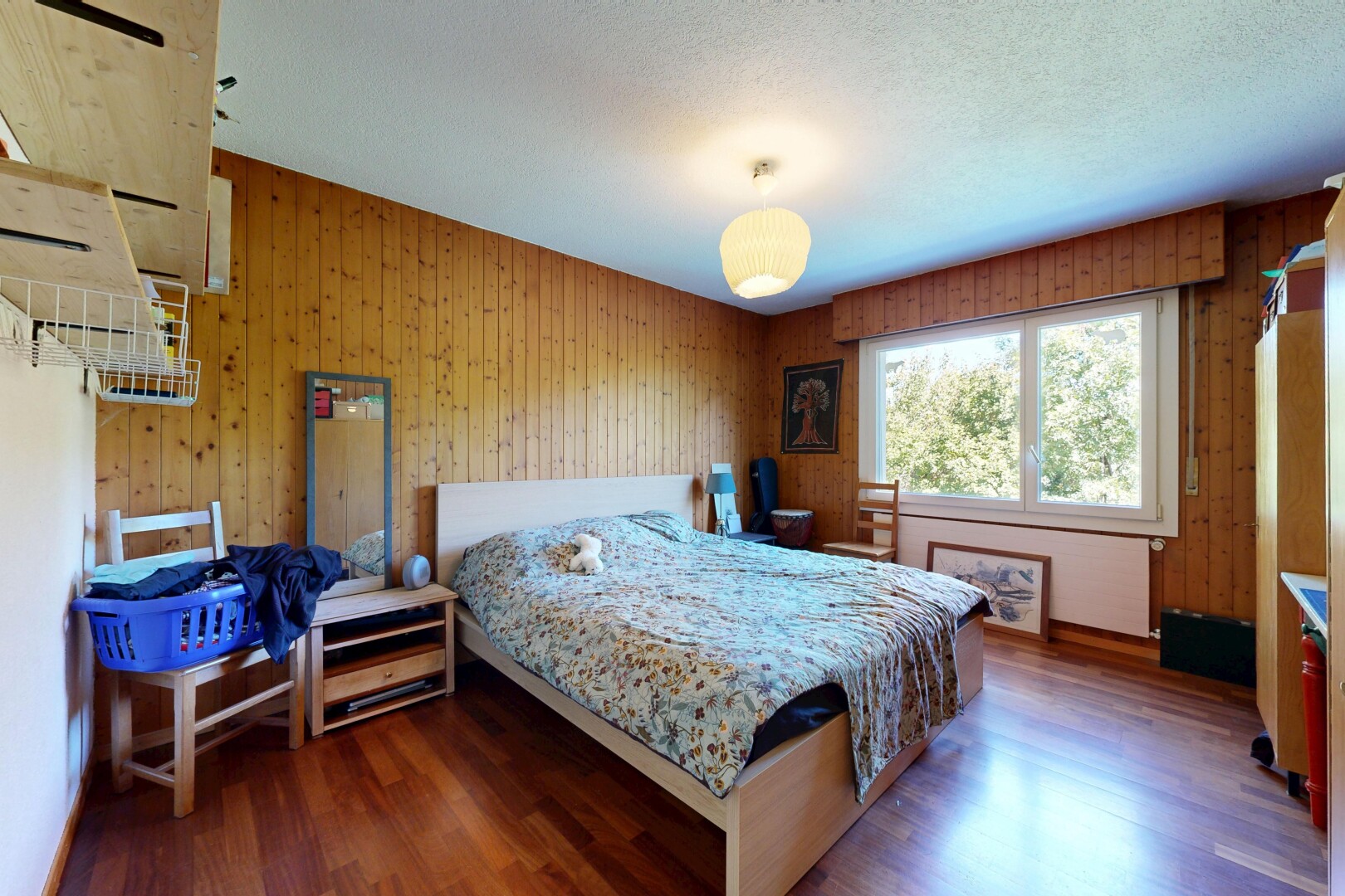 chambre avec natural light, lumière naturelle, inside property, wood wall, et mur en bois
