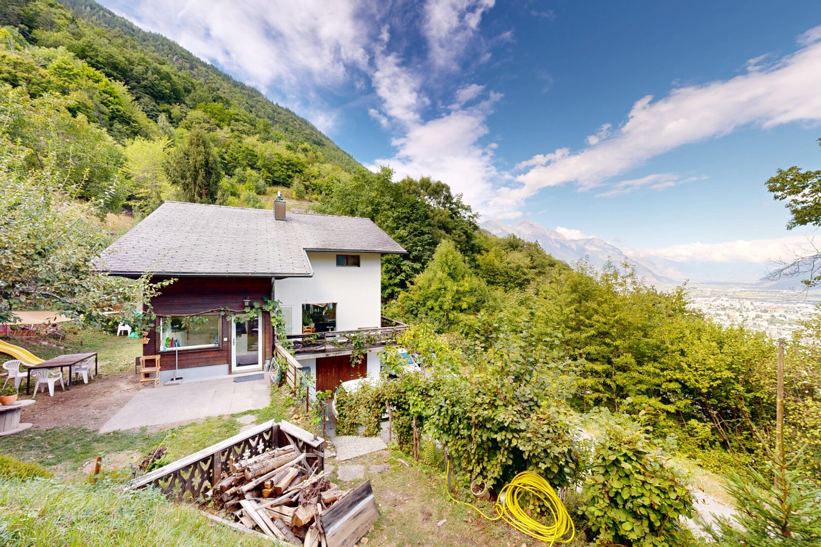 façade avec mountain view, vue sur la montagne, property visible, day time, et terrasse