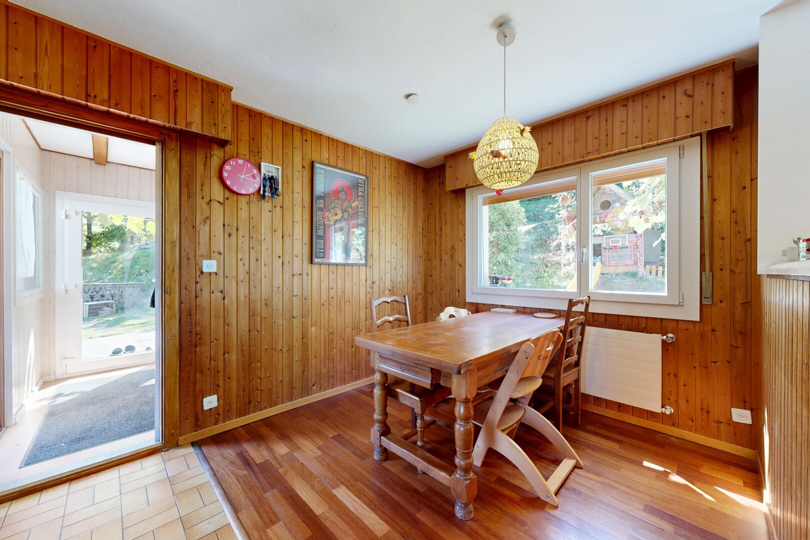 salle à manger avec wood wall, mur en bois, wood finish floor, sol en finition bois, et inside property