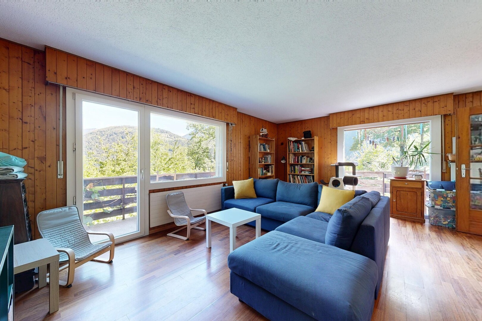 salon avec natural light, lumière naturelle, inside property, wood finish floor, et sol en finition bois