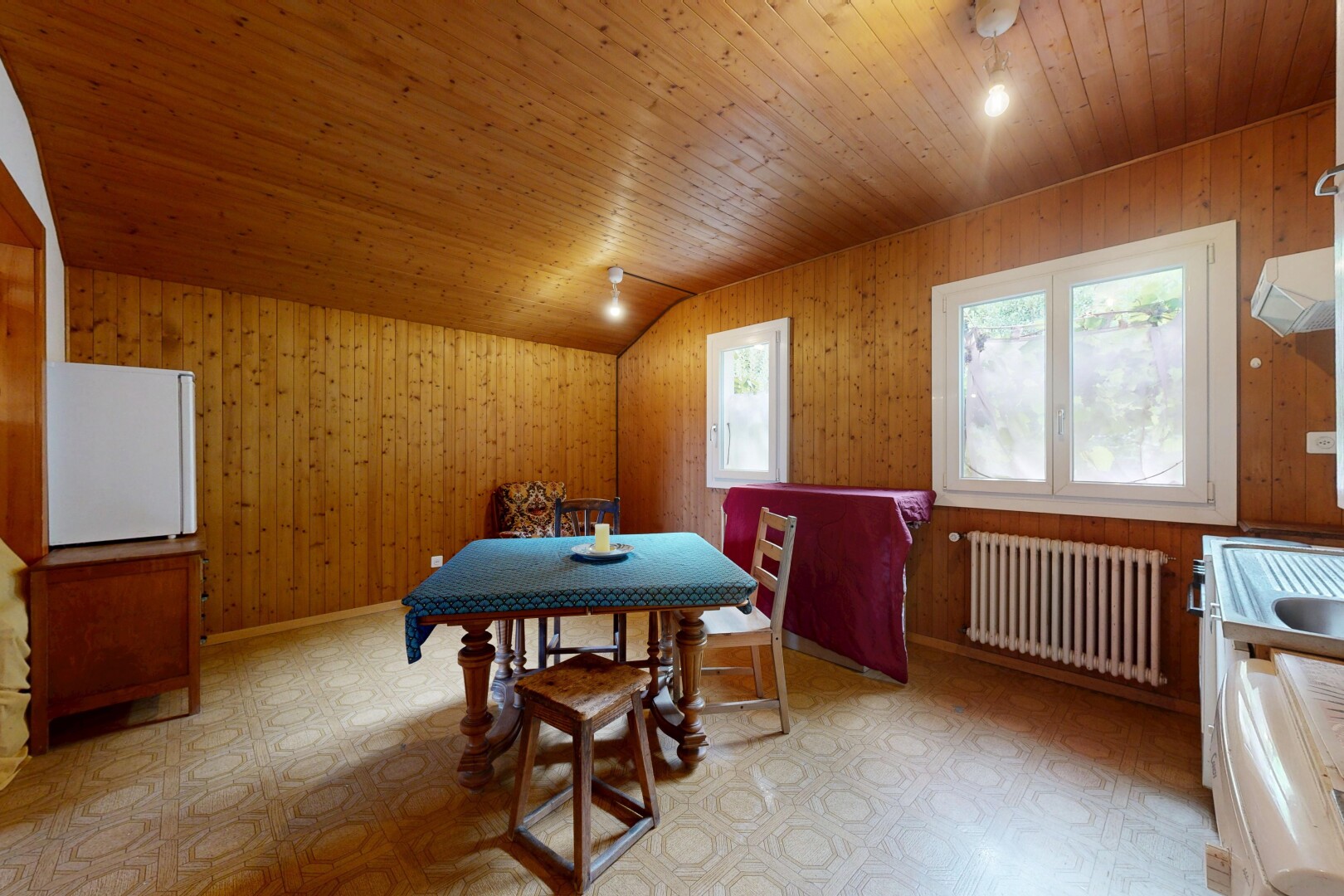 salle à manger avec mur en bois, wood wall, lumière naturelle, natural light, et radiateur