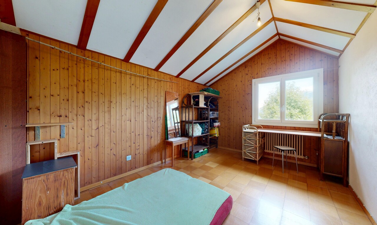 chambre avec lumière naturelle, natural light, plafond à poutres, beamed ceiling, et plafond voûté