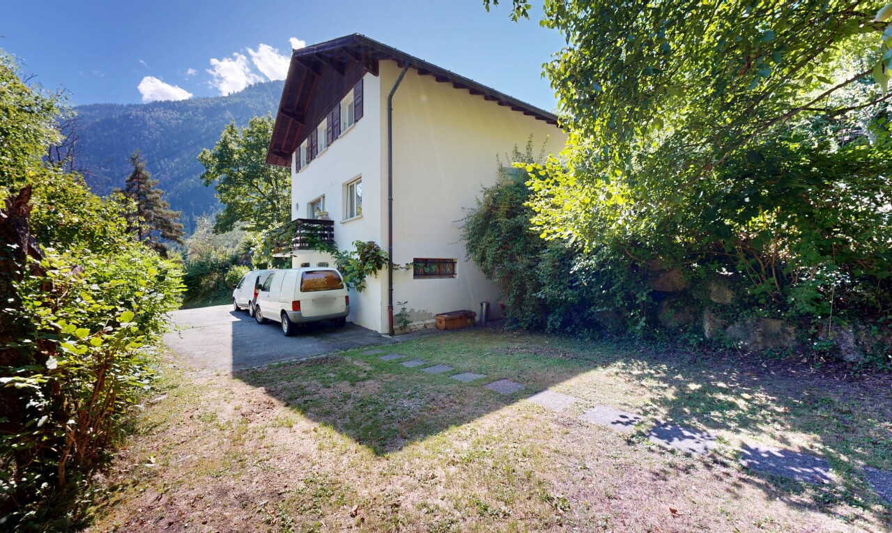 façade avec property visible, day time, aire de stationnement, pelouse, et vue sur la montagne