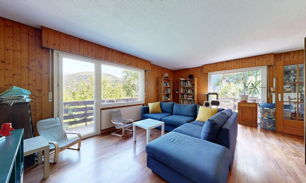 salon avec natural light, lumière naturelle, inside property, wood finish floor, et sol en finition bois