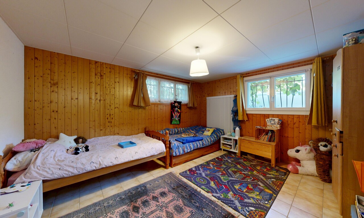 chambre avec lumière naturelle, natural light, inside property, mur en bois, et wood wall
