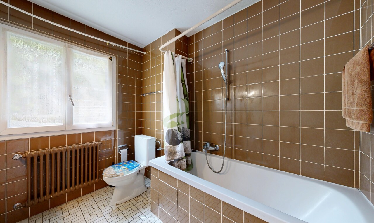 salle de bains avec mur en carrelage, tile wall, radiateur, douche-bain combinés, et salle de bain complète