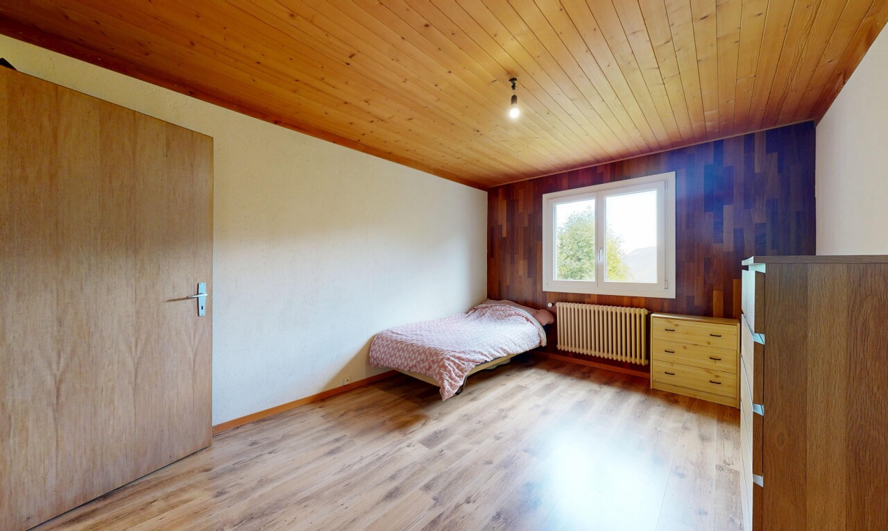 chambre avec natural light, lumière naturelle, wood wall, mur en bois, et radiateur