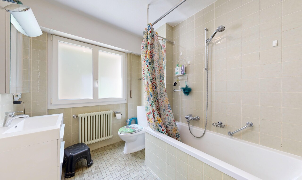 salle de bains avec douche-bain combinés, tile wall, mur en carrelage, tile shower, et salle de bain complète