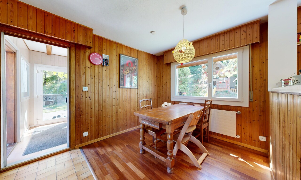 salle à manger avec wood wall, mur en bois, wood finish floor, sol en finition bois, et inside property