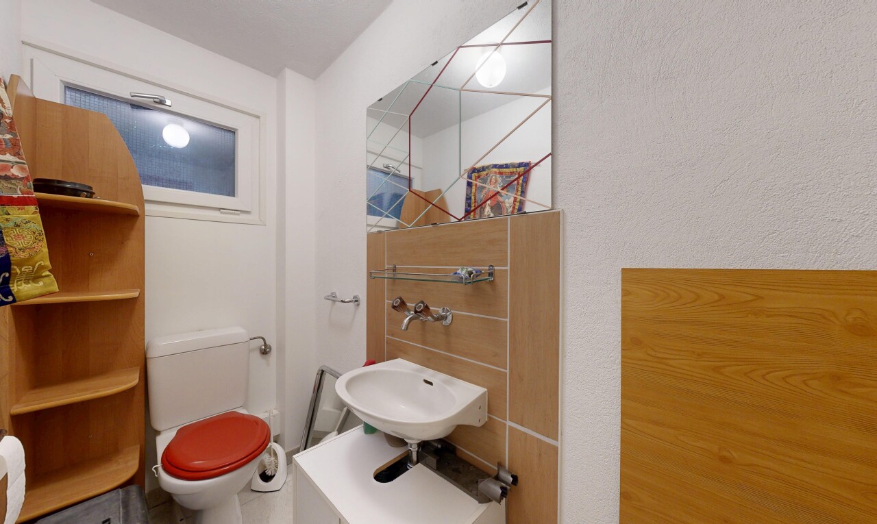 salle de bains avec évier, toilette, inside property, et miroir