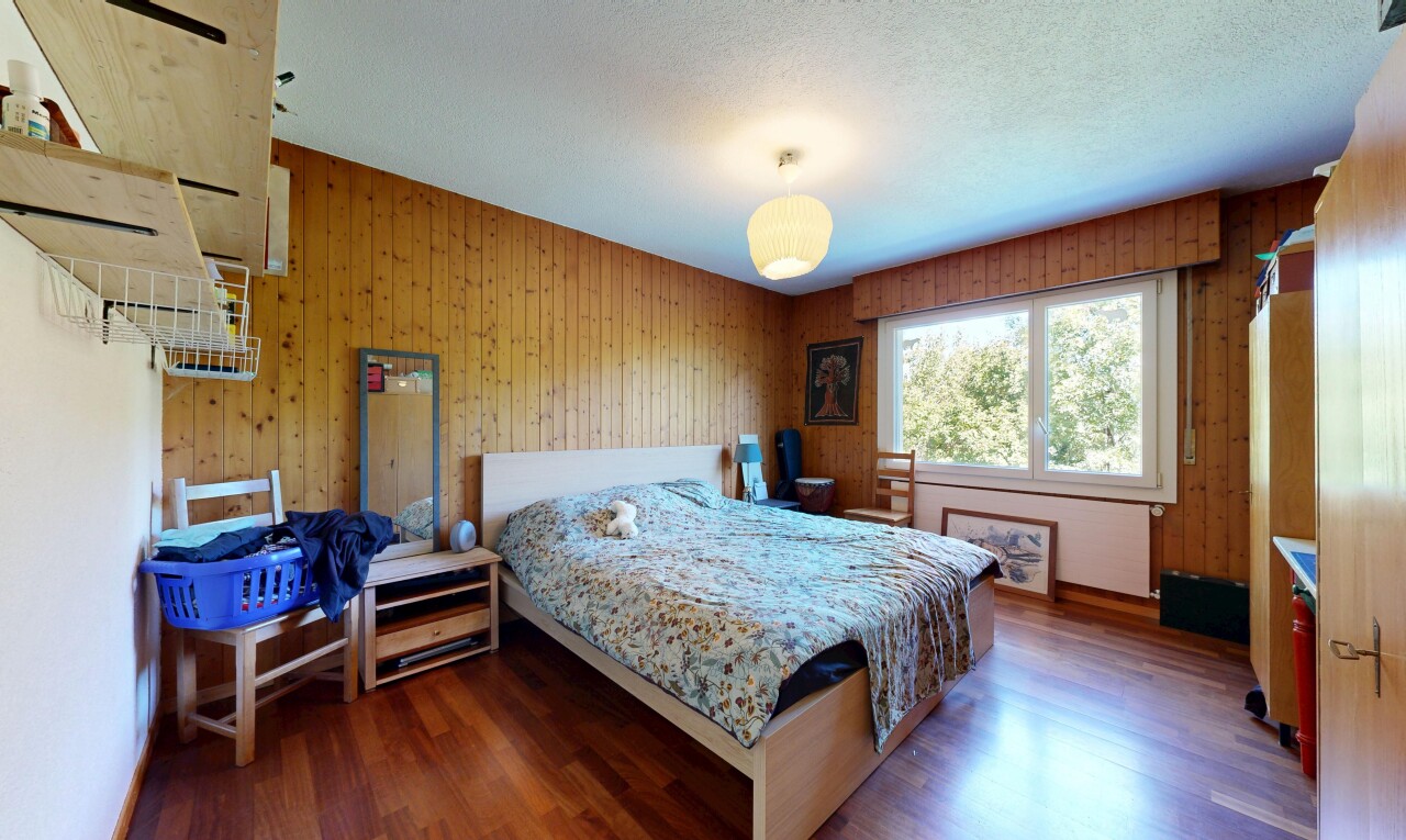 chambre avec natural light, lumière naturelle, inside property, wood wall, et mur en bois