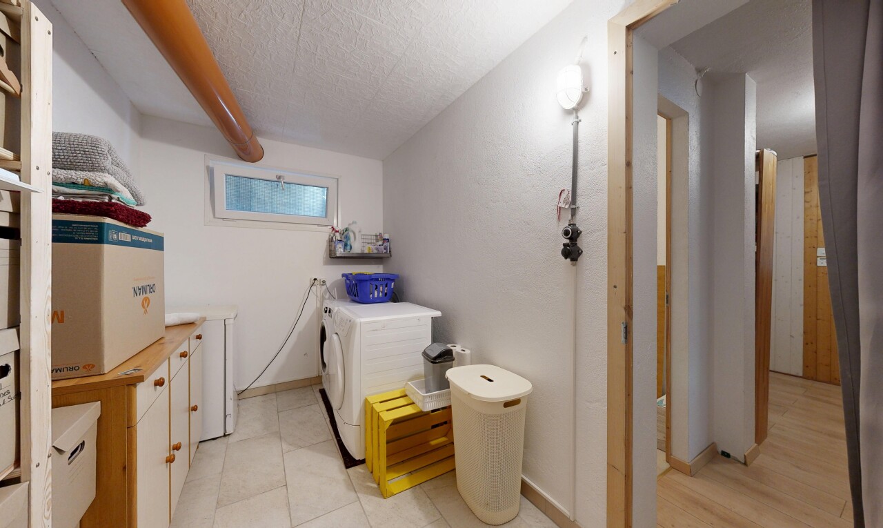 salle de bains avec plafond texturé, textured ceiling, inside property, plinthes murales, et baseboards wall