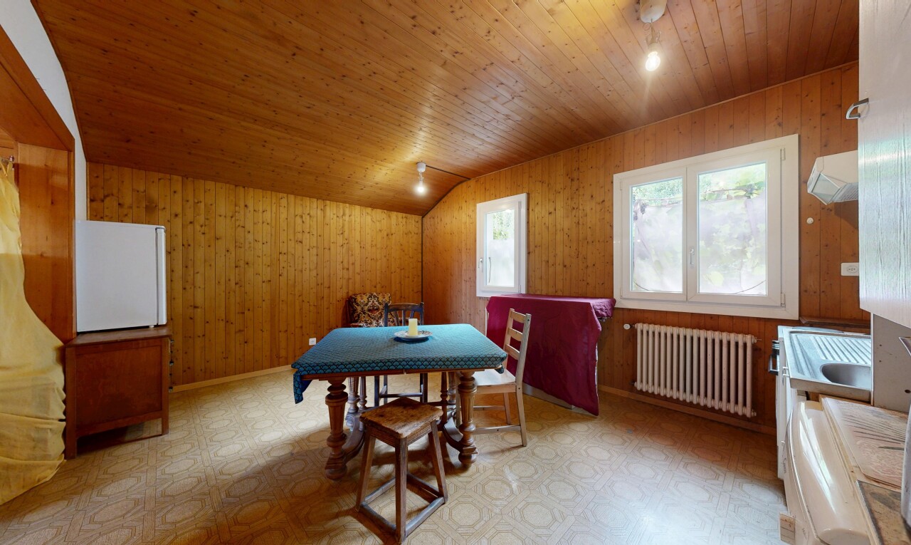 salle à manger avec mur en bois, wood wall, lumière naturelle, natural light, et radiateur