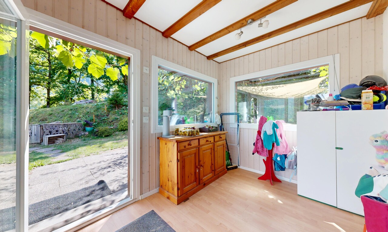 cuisine avec mur en bois, wood wall, sol en finition bois, wood finish floor, et inside property