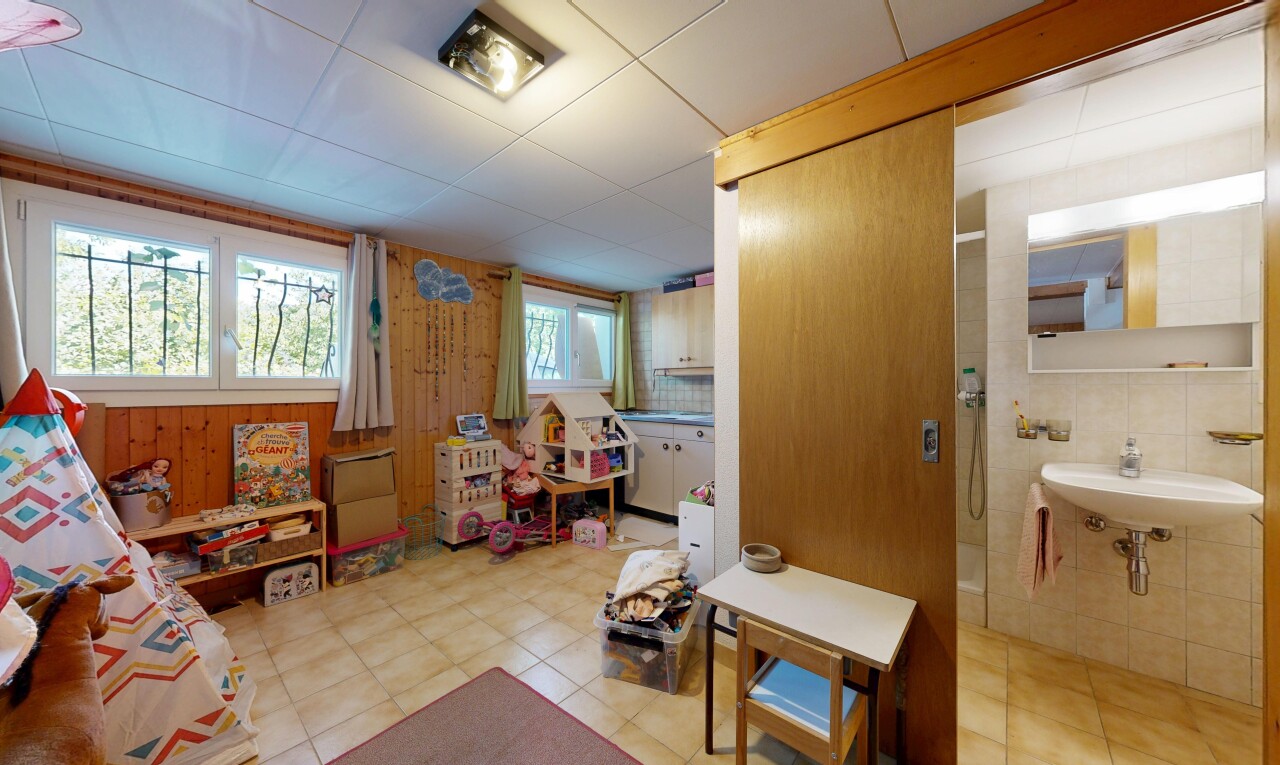 bureau avec lumière naturelle, natural light, inside property, sol en carrelage, et tile floor