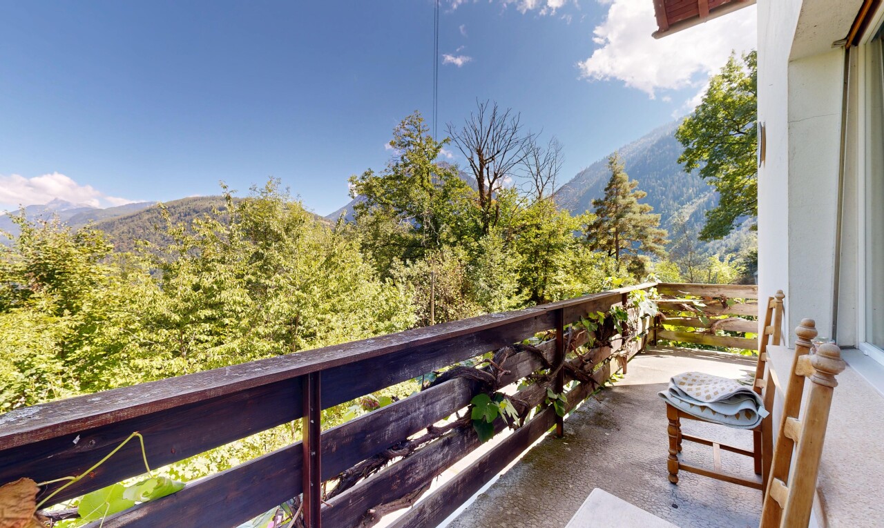 balcon avec vue sur la montagne, mountain view, day time, balcon, et from property