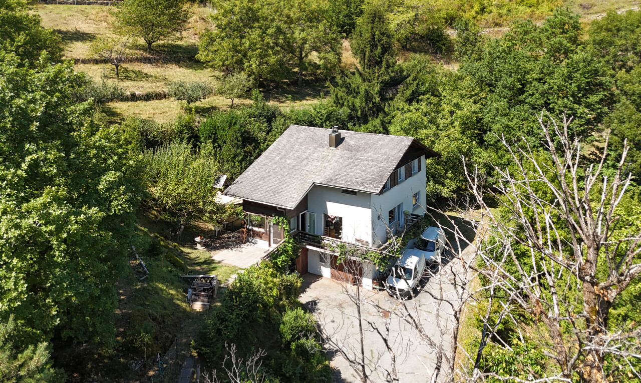 façade avec bardage en stuc, property visible, et terrasse