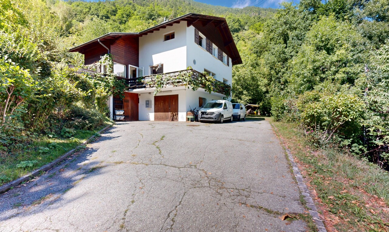 façade avec allée, forest view, vue sur la forêt, property visible, et day time