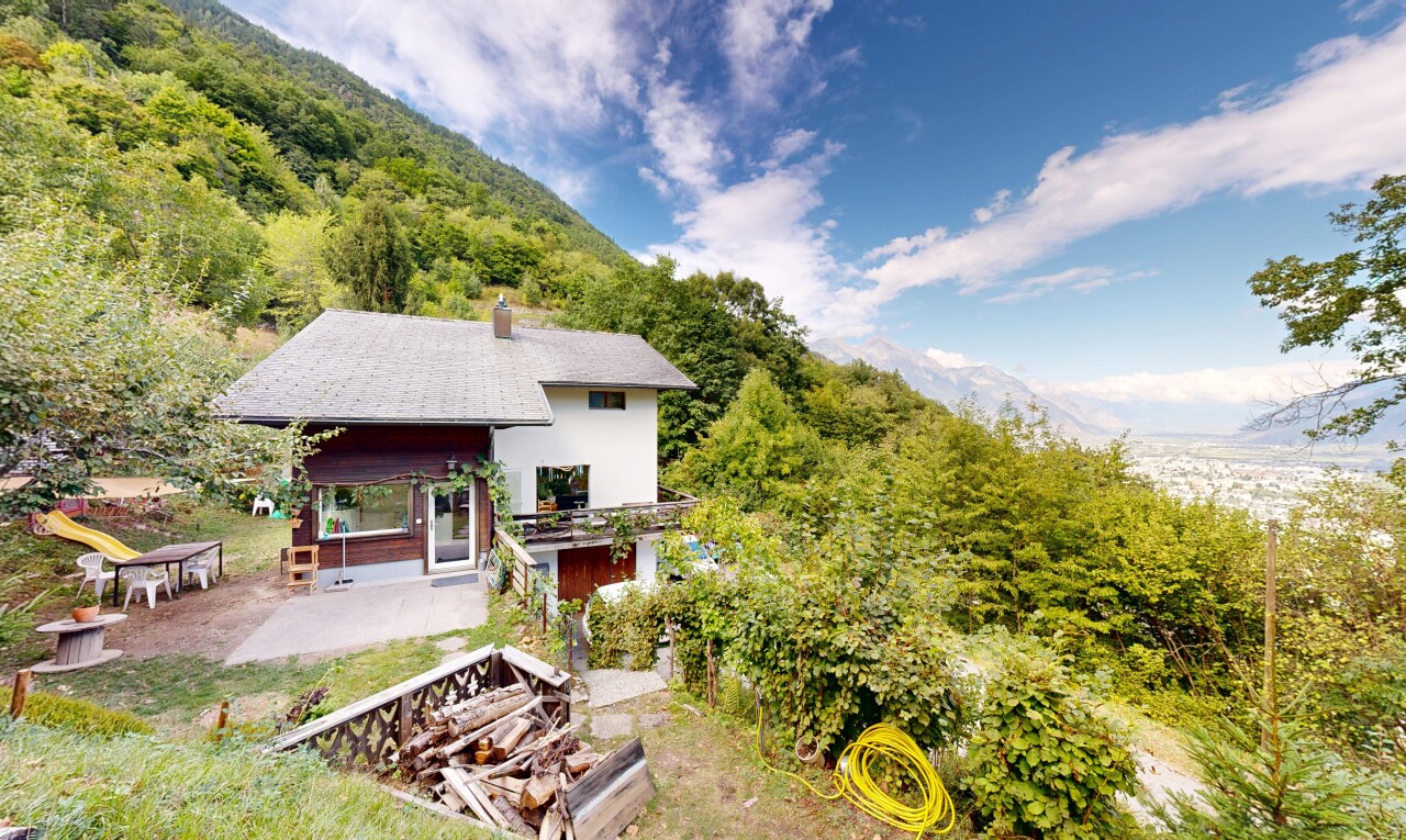 façade avec mountain view, vue sur la montagne, property visible, day time, et terrasse