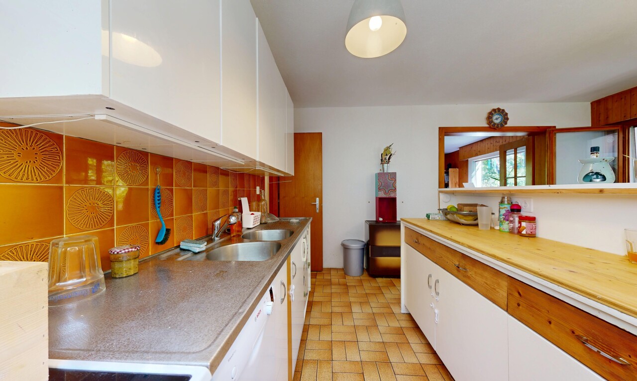 cuisine avec armoires blanches, backsplash, dosseret, inside property, et natural light