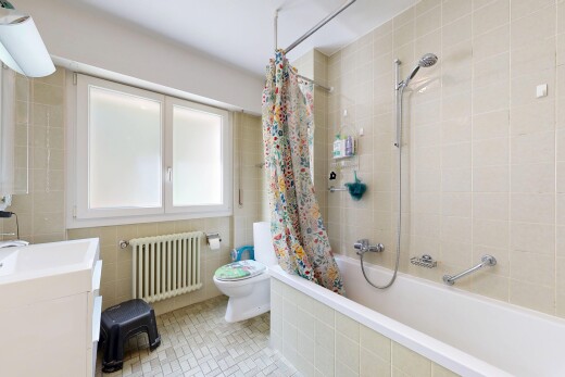 salle de bains avec douche-bain combinés, tile wall, mur en carrelage, tile shower, et salle de bain complète