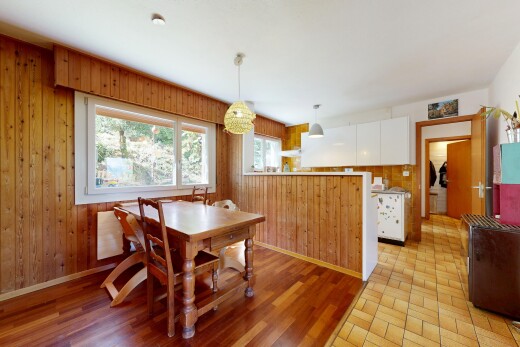 salle à manger avec wood wall, mur en bois, natural light, lumière naturelle, et wood finish floor